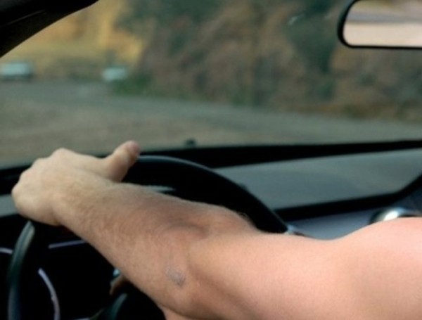 Неожиданный вопрос: можно ли летом водить авто голыми? Что говорит закон Неожиданный вопрос: можно ли летом водить авто голыми? Что говорит закон