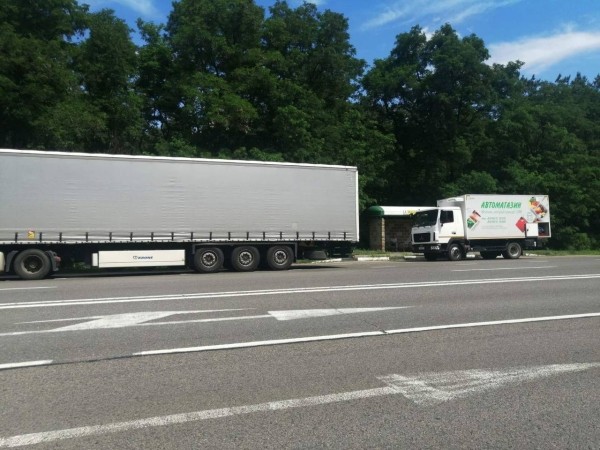 Очередь из большегрузных автомобилей, ожидающих своего проезда на погранпереходе «Козловичи», растянулась на километры Очередь из большегрузных автомобилей, ожидающих своего проезда на погранпереходе «Козловичи», растянулась на километры