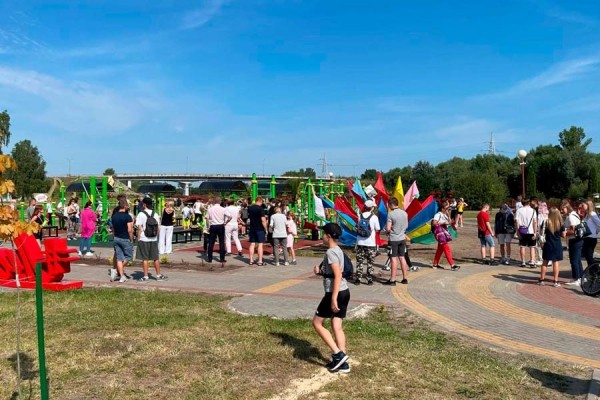 В Кобрине на набережной открыли воркаут-площадку В Кобрине на набережной открыли воркаут-площадку