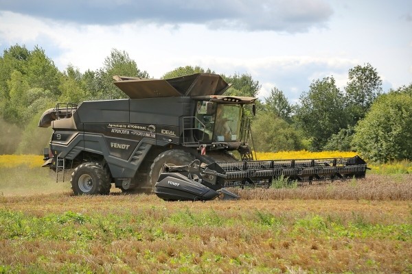 Водитель самого крутого комбайна в Беларуси: «За 1 000 рублей в поле точно бы не работал!» Водитель самого крутого комбайна в Беларуси: «За 1 000 рублей в поле точно бы не работал!»