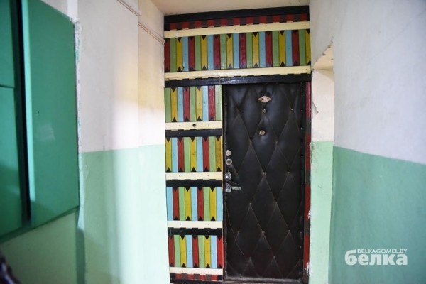 Конфликт в малосемейке: один сосед построил самодельный тамбур — другие пошли в суд Конфликт в малосемейке: один сосед построил самодельный тамбур — другие пошли в суд