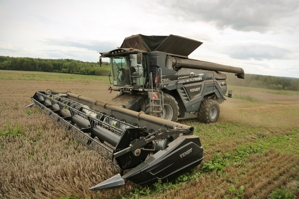 Водитель самого крутого комбайна в Беларуси: «За 1 000 рублей в поле точно бы не работал!» Водитель самого крутого комбайна в Беларуси: «За 1 000 рублей в поле точно бы не работал!»