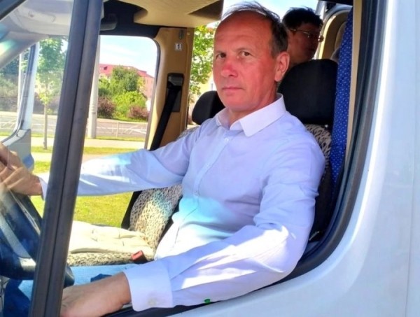 «Ущипните меня, я точно в маршрутке?» В соцсетях завирусился водитель, который раздает конфеты и знает пассажиров по именам «Ущипните меня, я точно в маршрутке?» В соцсетях завирусился водитель, который раздает конфеты и знает пассажиров по именам