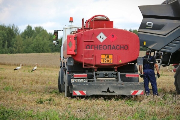 Водитель самого крутого комбайна в Беларуси: «За 1 000 рублей в поле точно бы не работал!» Водитель самого крутого комбайна в Беларуси: «За 1 000 рублей в поле точно бы не работал!»
