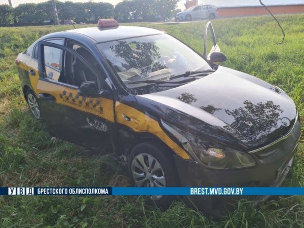 В Бресте молодой водитель такси попал в ДТП В Бресте молодой водитель такси попал в ДТП