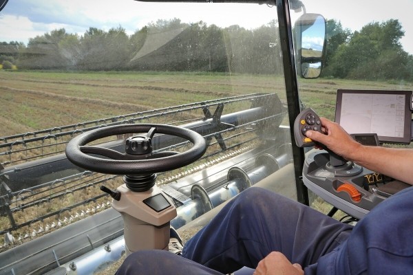 Водитель самого крутого комбайна в Беларуси: «За 1 000 рублей в поле точно бы не работал!» Водитель самого крутого комбайна в Беларуси: «За 1 000 рублей в поле точно бы не работал!»