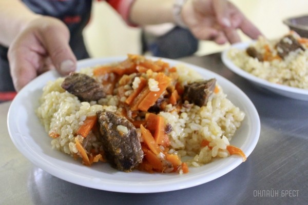 Наниматели смогут удерживать из зарплаты работников стоимость питания – Минтруда