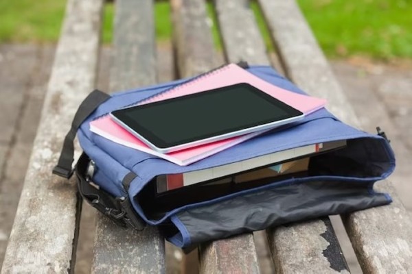 У 17-летней брестчанки украли пакет с личными вещами, который она забыла на скамейка У 17-летней брестчанки украли пакет с личными вещами, который она забыла на скамейка