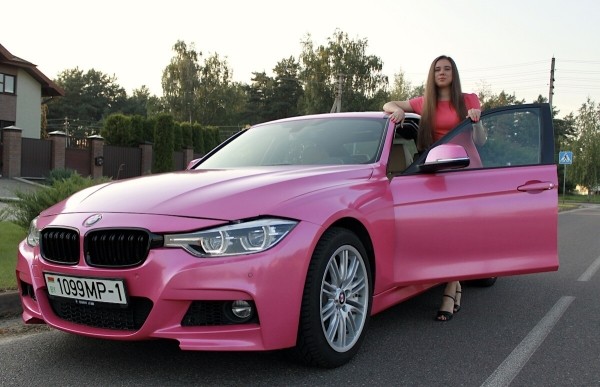 «Желающих купить эту машину предостаточно!» Девушка на розовом BMW F30 рассекает по улицам Бреста. Кто она такая?