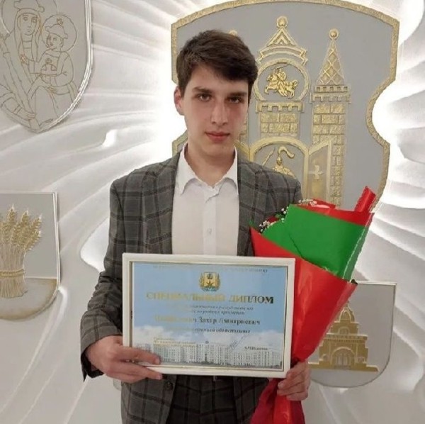 Абитуриент поступил в БГУ с 400 баллами. Какую специальность он выбрал Абитуриент поступил в БГУ с 400 баллами. Какую специальность он выбрал