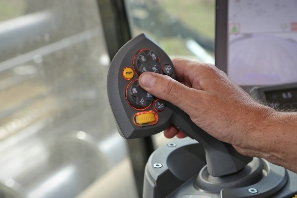 Водитель самого крутого комбайна в Беларуси: «За 1 000 рублей в поле точно бы не работал!» Водитель самого крутого комбайна в Беларуси: «За 1 000 рублей в поле точно бы не работал!»