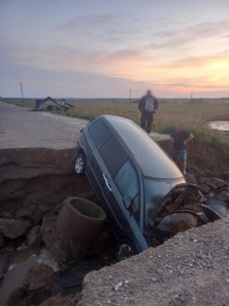 Под Сморгонью машина полностью провалилась в огромную промоину Под Сморгонью машина полностью провалилась в огромную промоину