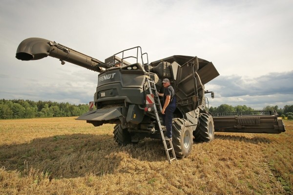 Водитель самого крутого комбайна в Беларуси: «За 1 000 рублей в поле точно бы не работал!» Водитель самого крутого комбайна в Беларуси: «За 1 000 рублей в поле точно бы не работал!»