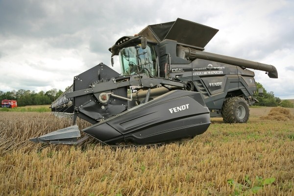 Водитель самого крутого комбайна в Беларуси: «За 1 000 рублей в поле точно бы не работал!» Водитель самого крутого комбайна в Беларуси: «За 1 000 рублей в поле точно бы не работал!»
