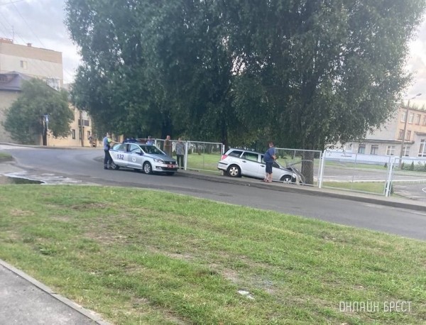 В Бресте пьяный водитель снес забор и врезался в дерево В Бресте пьяный водитель снес забор и врезался в дерево