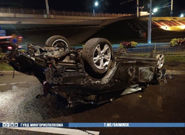 Audi в центре Минска перевернулся несколько раз и лег на крышу Audi в центре Минска перевернулся несколько раз и лег на крышу