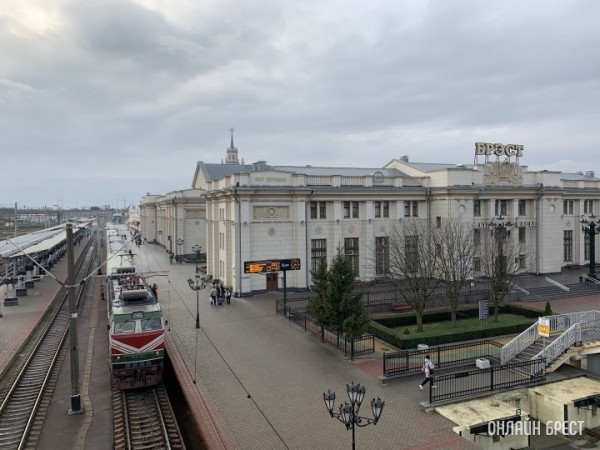 Первый заместитель начальника Брестского отделения БЖД Геннадий Азаренков: «Железного занавеса» на границе пока нет и, надеемся, не будет» Первый заместитель начальника Брестского отделения БЖД Геннадий Азаренков: «Железного занавеса» на границе пока нет и, надеемся, не будет»