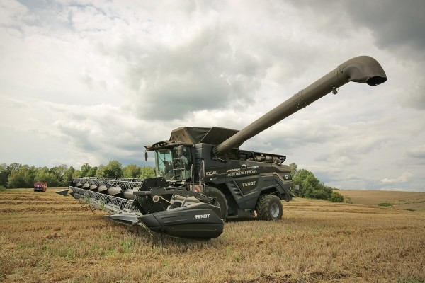 Водитель самого крутого комбайна в Беларуси: «За 1 000 рублей в поле точно бы не работал!» Водитель самого крутого комбайна в Беларуси: «За 1 000 рублей в поле точно бы не работал!»