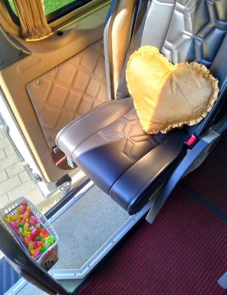 «Ущипните меня, я точно в маршрутке?» В соцсетях завирусился водитель, который раздает конфеты и знает пассажиров по именам «Ущипните меня, я точно в маршрутке?» В соцсетях завирусился водитель, который раздает конфеты и знает пассажиров по именам