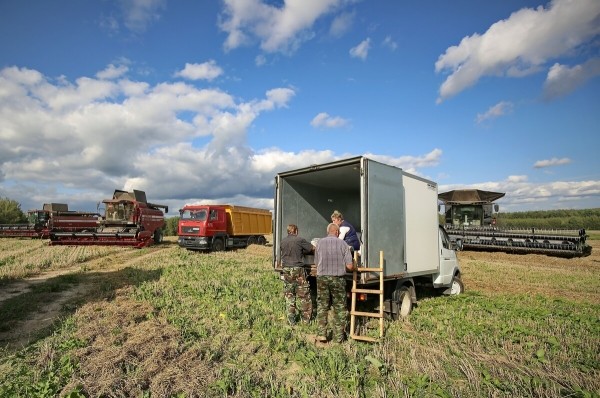 Водитель самого крутого комбайна в Беларуси: «За 1 000 рублей в поле точно бы не работал!» Водитель самого крутого комбайна в Беларуси: «За 1 000 рублей в поле точно бы не работал!»