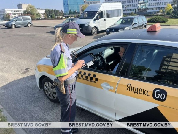 В Бресте сотрудники ГАИ останавливали маршрутки и такси В Бресте сотрудники ГАИ останавливали маршрутки и такси