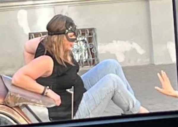 В Минске девушка ради фото посидела на капоте раритетного DeSoto 1948 года выпуска В Минске девушка ради фото посидела на капоте раритетного DeSoto 1948 года выпуска