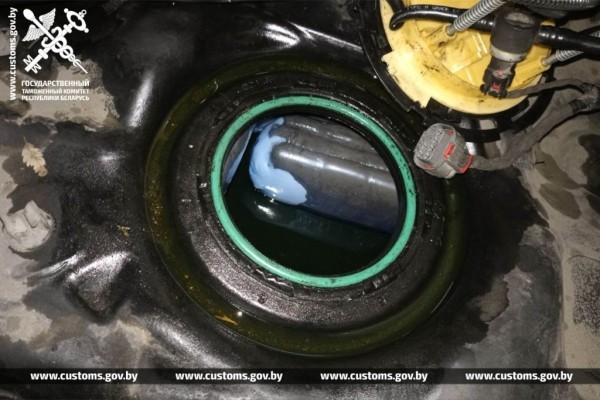 В баке легковушки, ехавшей из Литвы, спрятали более 38 килограммов гашиша В баке легковушки, ехавшей из Литвы, спрятали более 38 килограммов гашиша