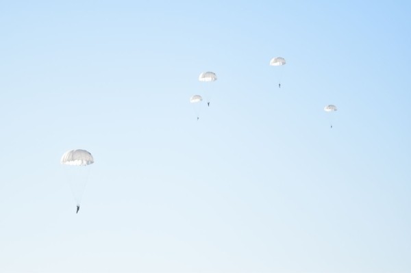 Под Брестом военнослужащие совершили прыжки с парашютом из самолета АН-2 Под Брестом военнослужащие совершили прыжки с парашютом из самолета АН-2