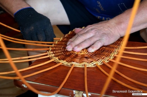 «Лисичек сдавали на 800 рублей, черники – на 1000, корзин продали на 3 тысячи». Как семья подрабатывает на дарах природы «Лисичек сдавали на 800 рублей, черники – на 1000, корзин продали на 3 тысячи». Как семья подрабатывает на дарах природы