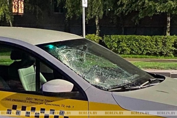 Водитель такси сбил девушку на переходе в Березе Водитель такси сбил девушку на переходе в Березе