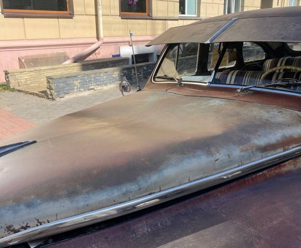 В Минске девушка ради фото посидела на капоте раритетного DeSoto 1948 года выпуска В Минске девушка ради фото посидела на капоте раритетного DeSoto 1948 года выпуска