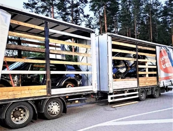 В Литве белорус вез две краденые легковушки в грузовике В Литве белорус вез две краденые легковушки в грузовике