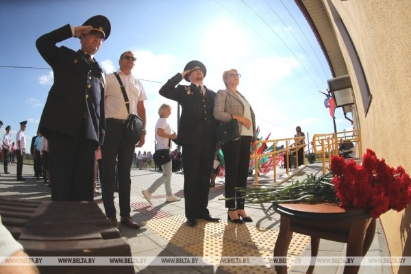 Жизнь достойна блокбастера. Под Пинском установили мемориальную доску борцу за воссоединение Беларуси Жизнь достойна блокбастера. Под Пинском установили мемориальную доску борцу за воссоединение Беларуси