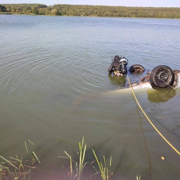 Забыл поставить на ручник. Автомобиль рыбака ушел под воду Забыл поставить на ручник. Автомобиль рыбака ушел под воду