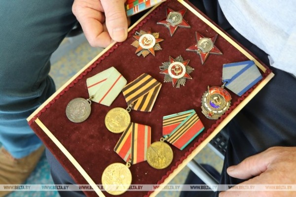 Жизнь достойна блокбастера. Под Пинском установили мемориальную доску борцу за воссоединение Беларуси Жизнь достойна блокбастера. Под Пинском установили мемориальную доску борцу за воссоединение Беларуси