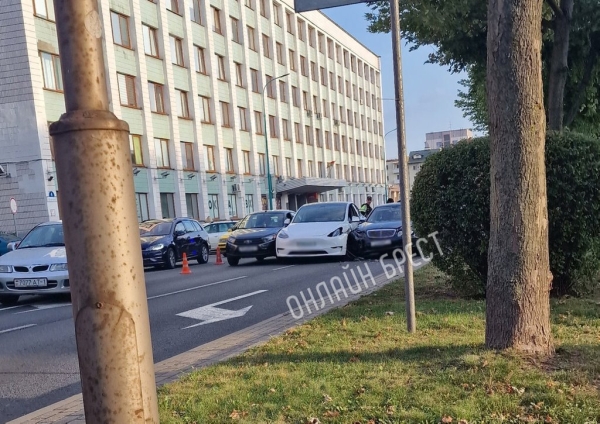 Как в Бресте Tesla попала в ДТП? Стали известны подробности Как в Бресте Tesla попала в ДТП? Стали известны подробности