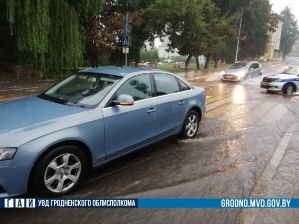 Подросток на велосипеде не смог остановиться перед переходом и въехал в автомобиль. Есть видео