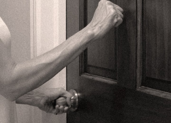 Не выпускала 3,5 часа: в Могилеве женщина заперла в квартире учительницу и беременного психолога, которые пришли проведать ученика Не выпускала 3,5 часа: в Могилеве женщина заперла в квартире учительницу и беременного психолога, которые пришли проведать ученика