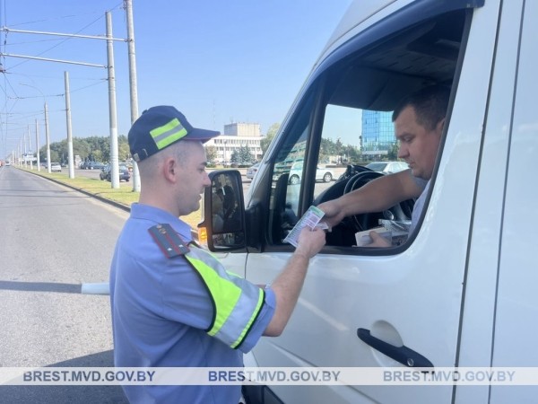 В Бресте сотрудники ГАИ останавливали маршрутки и такси В Бресте сотрудники ГАИ останавливали маршрутки и такси