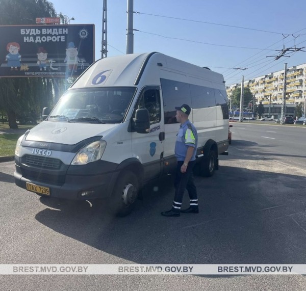 В Бресте сотрудники ГАИ останавливали маршрутки и такси В Бресте сотрудники ГАИ останавливали маршрутки и такси