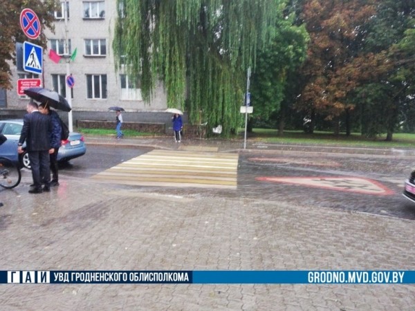 Подросток на велосипеде не смог остановиться перед переходом и въехал в автомобиль. Есть видео