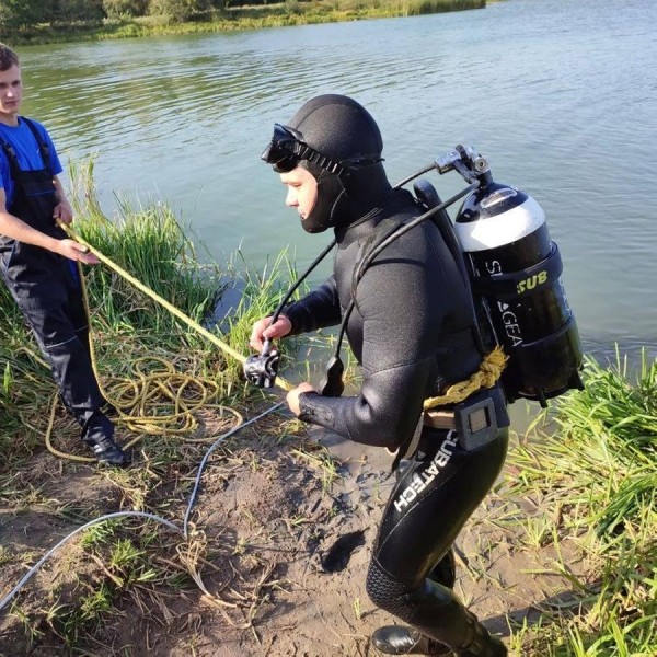 Забыл поставить на ручник. Автомобиль рыбака ушел под воду Забыл поставить на ручник. Автомобиль рыбака ушел под воду