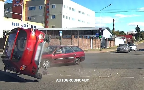 Видео аварии в Гродно, в которой один из автомобилей перевернулся. Решение ГАИ Видео аварии в Гродно, в которой один из автомобилей перевернулся. Решение ГАИ