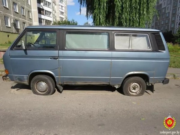 Борец с «неправильной парковкой» порезал шины 11 автомобилей Борец с «неправильной парковкой» порезал шины 11 автомобилей