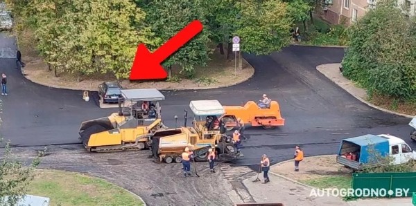 Во дворах Гродно асфальт кладут вокруг машины, которую так и не убрал владелец Во дворах Гродно асфальт кладут вокруг машины, которую так и не убрал владелец