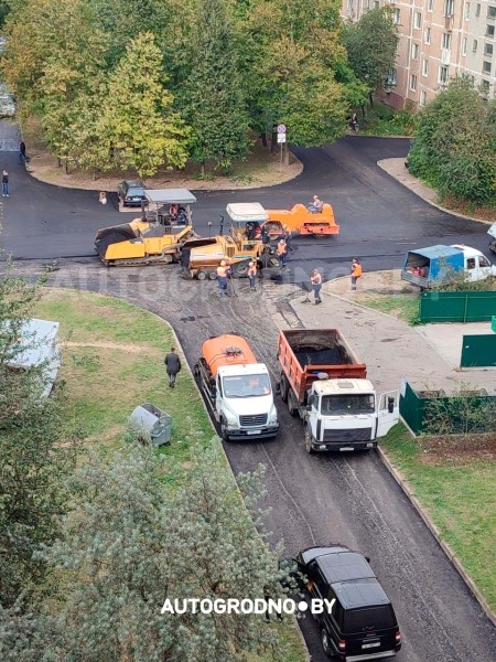 Во дворах Гродно асфальт кладут вокруг машины, которую так и не убрал владелец Во дворах Гродно асфальт кладут вокруг машины, которую так и не убрал владелец