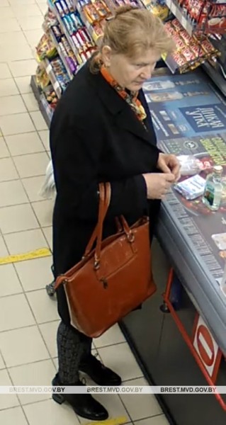 Милиция устанавливает личности женщин. Находились в магазине на Советской в Бресте