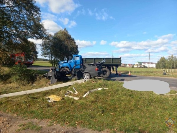Страшная авария в Барановичском районе: появилось видео, как спасали пассажира BMW Страшная авария в Барановичском районе: появилось видео, как спасали пассажира BMW