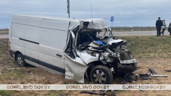 Водитель Renault серьезно пострадал в аварии с трактором Водитель Renault серьезно пострадал в аварии с трактором