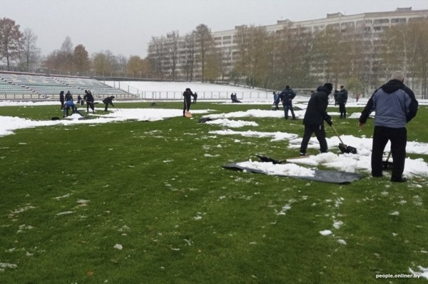 Стадион в Новополоцке перед матчем засыпало снегом — расчистить помогли болельщики Стадион в Новополоцке перед матчем засыпало снегом — расчистить помогли болельщики